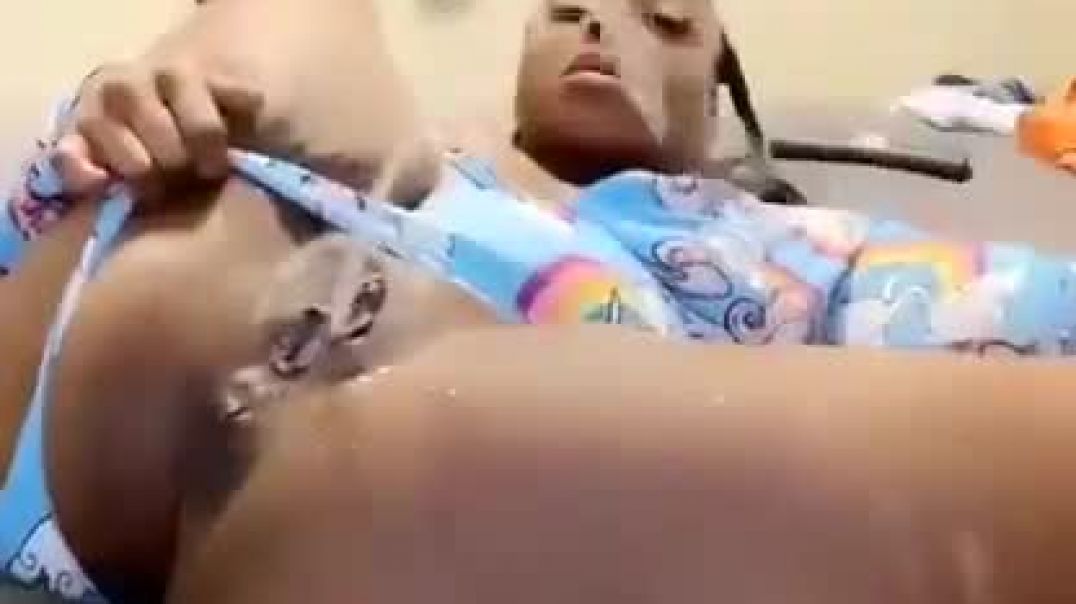 Dildo makes her squirt