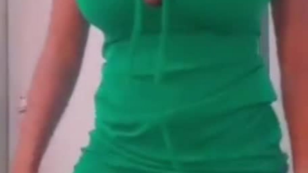 ⁣Green dress shows boobs and kuku