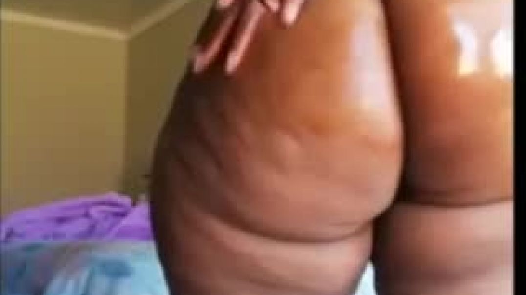 ⁣Big oiled ass