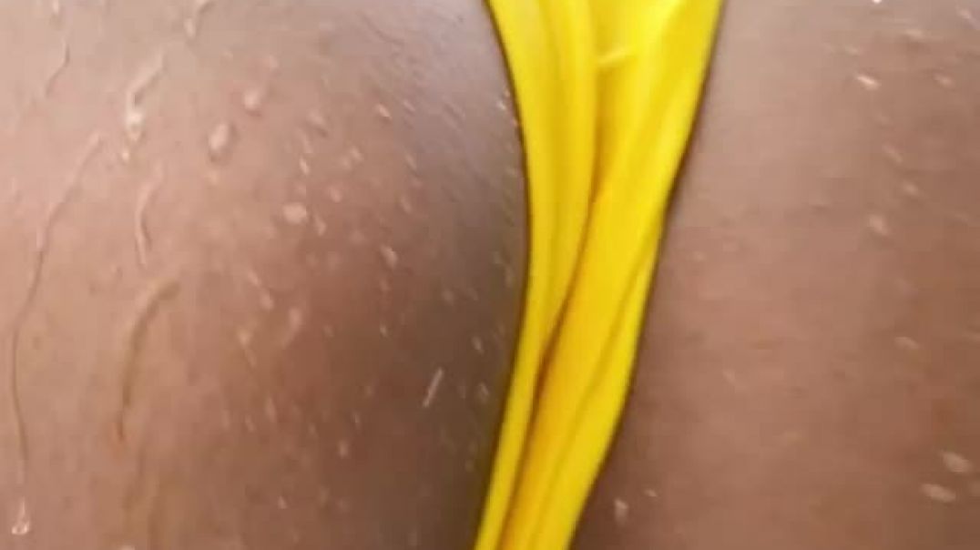 ⁣Summer body in yellow panty