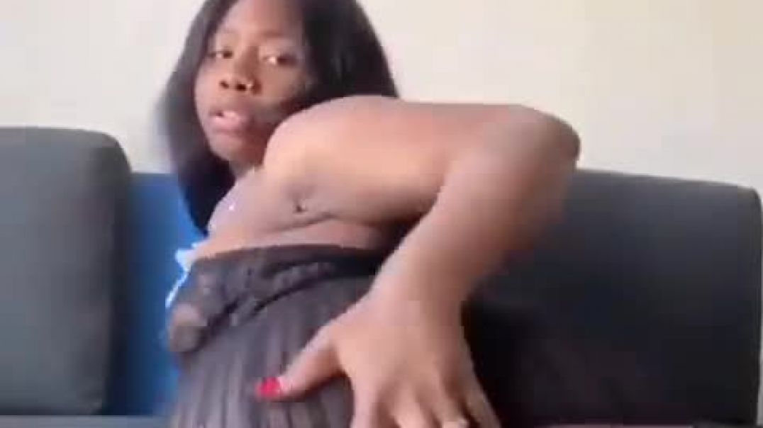 ⁣Big ass on couch twerking