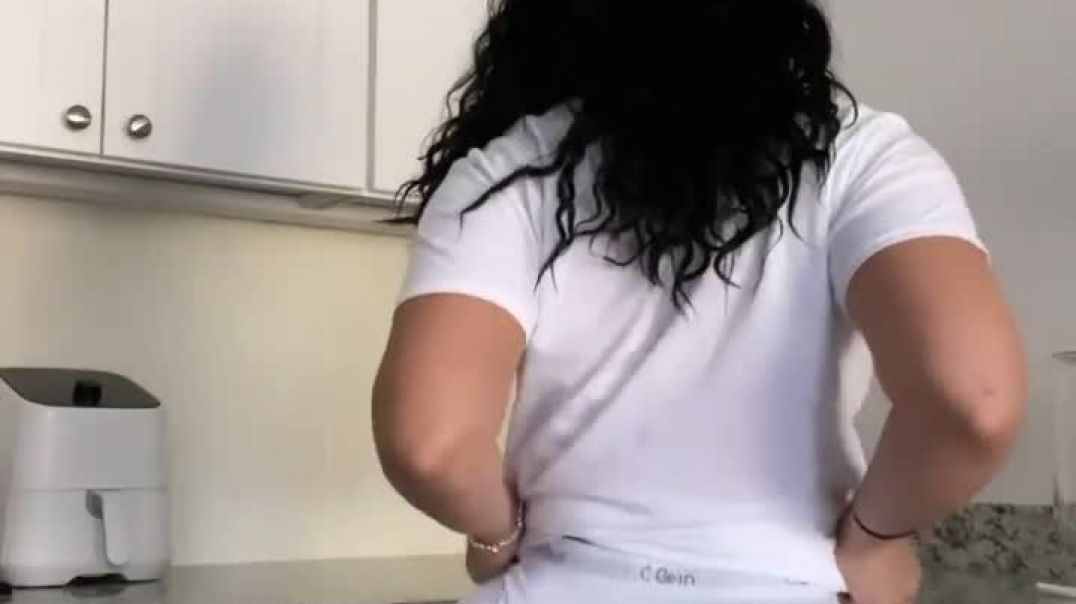 ⁣Fresh ass twerk in the kitchen