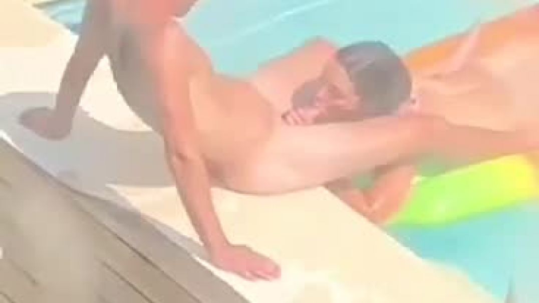 ⁣Coloured sucking dick by the pool