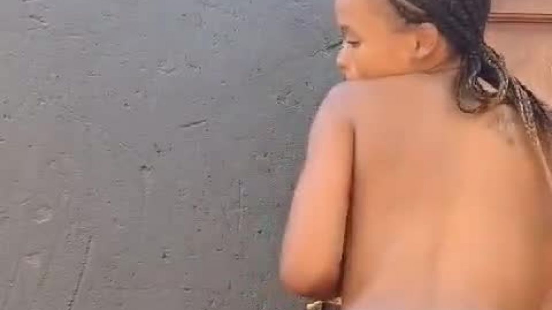 ⁣Twerk outside the house naked