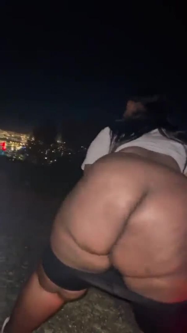 Massive  ass twerk outside the car