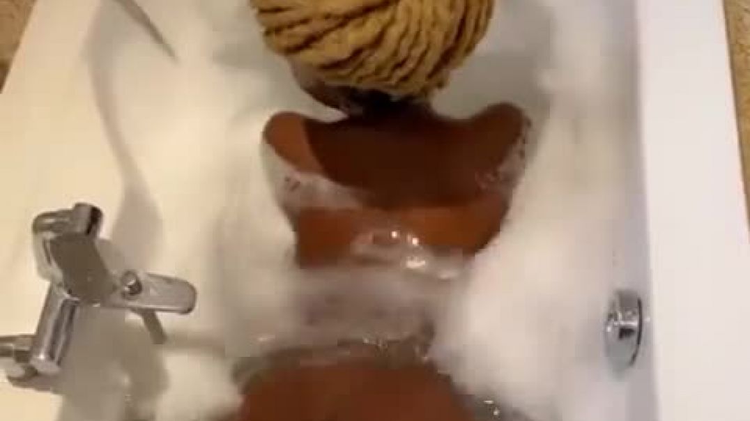 ⁣Riri shaking ass