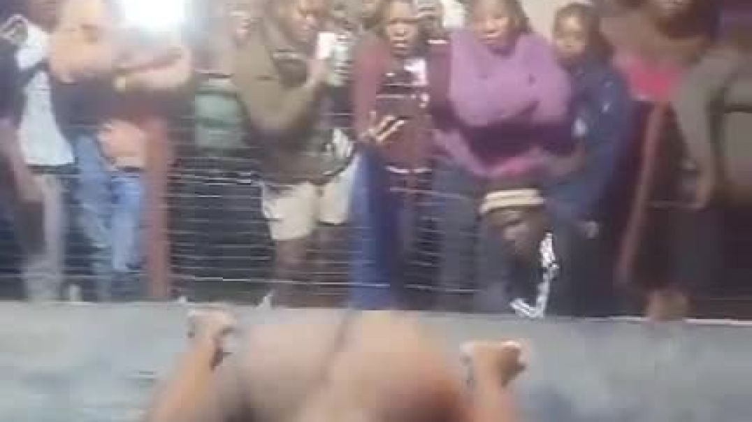 ⁣Lizzy-Maswanganye-Dances-Fully-naked-on-stage