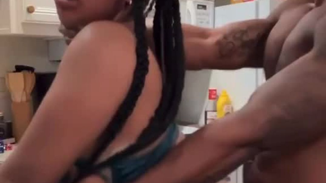 ⁣Fucking in de kitchen