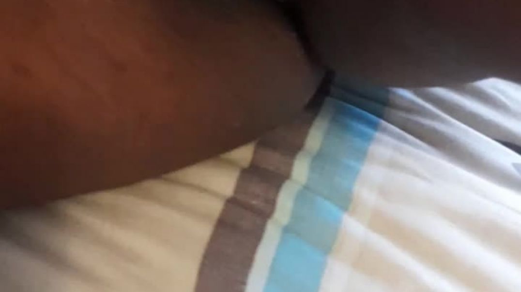 ⁣Bf playing with wet pussy 🍑