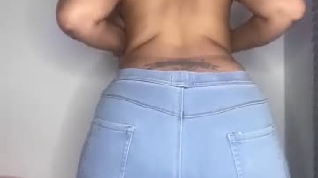 ⁣Xyz in jeans
