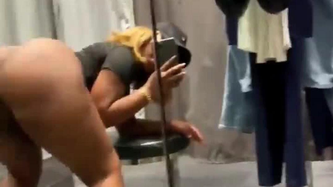 ⁣Fitting  room