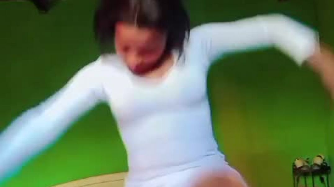 ⁣Zulu gal one leg up