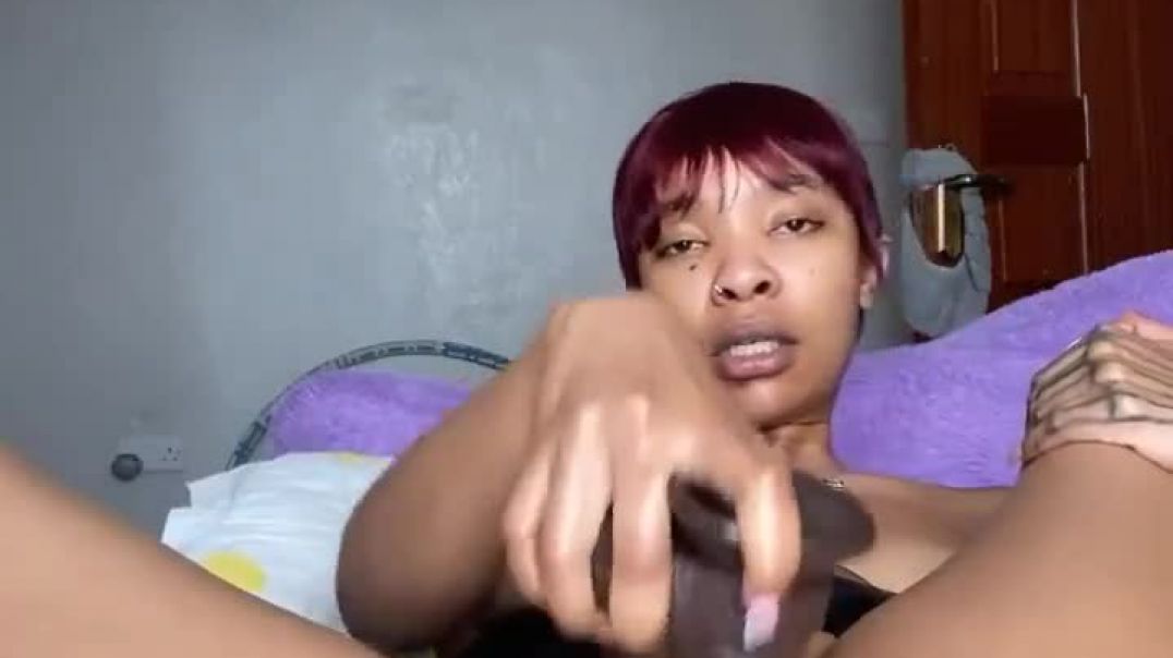 Blondie cums on that dildo