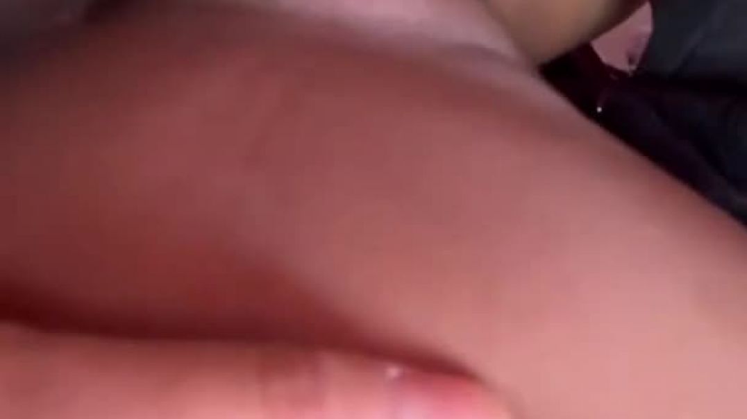 ⁣Tongue dipped  inside  juicy  pussy