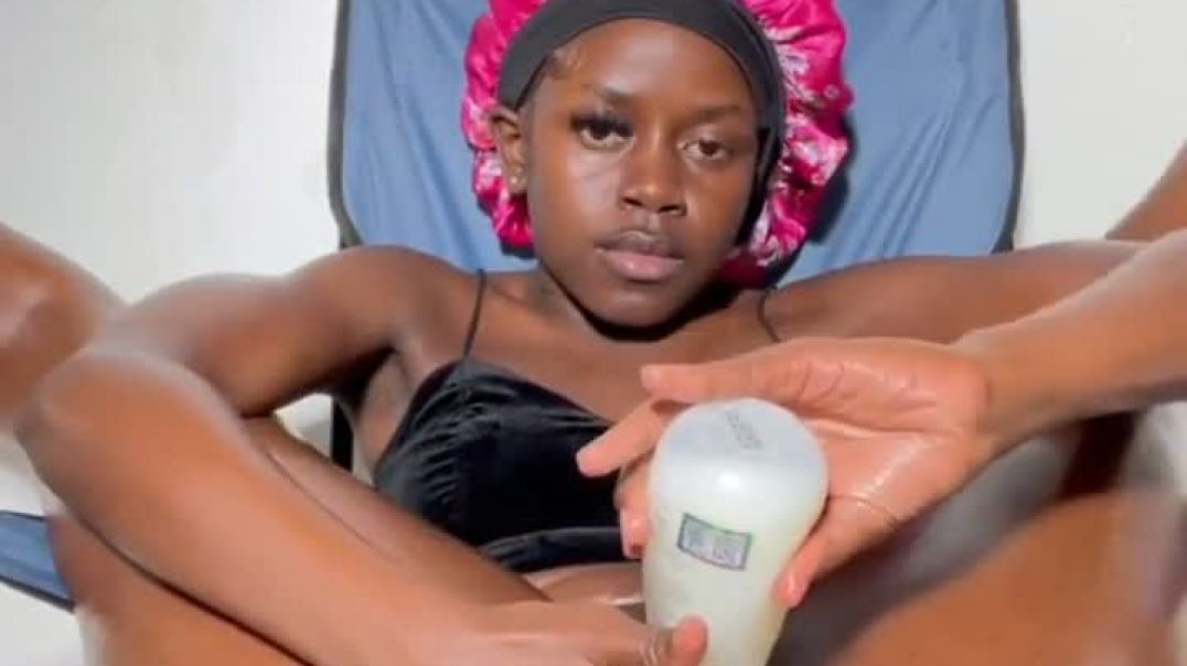 ⁣Silicon  hand making her pussy squirt n wet