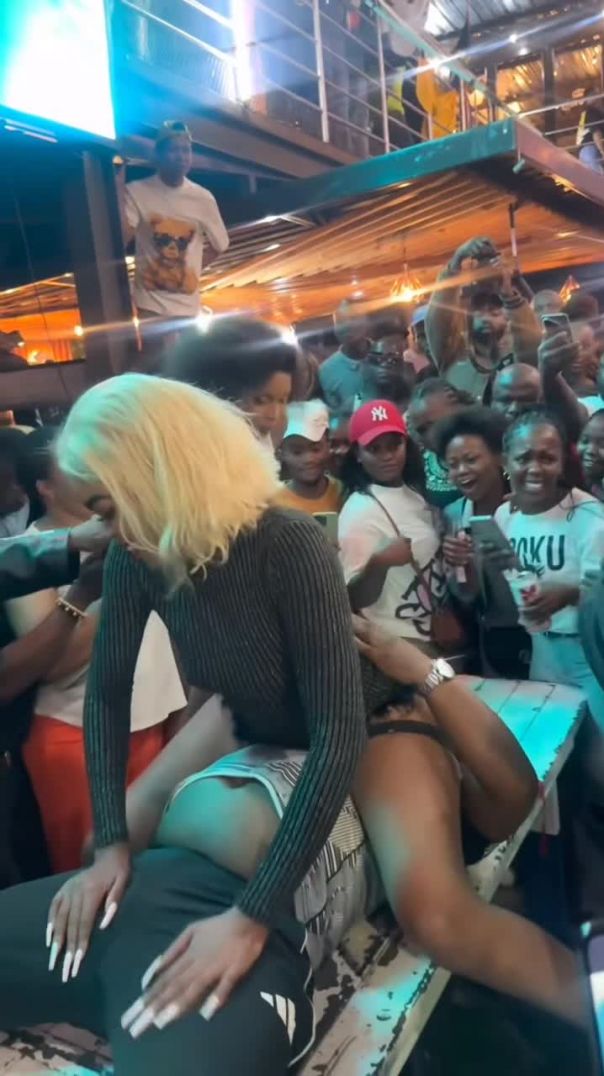 Mzansi-guy-eats-stripper-ass-in-the-club