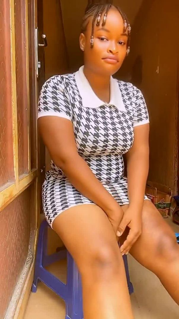 Beautiful-girl-doing-view-once