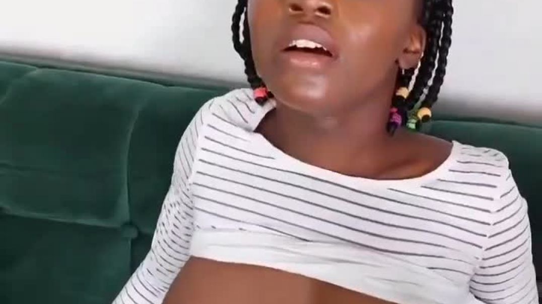 ⁣Eating  pussy on couch