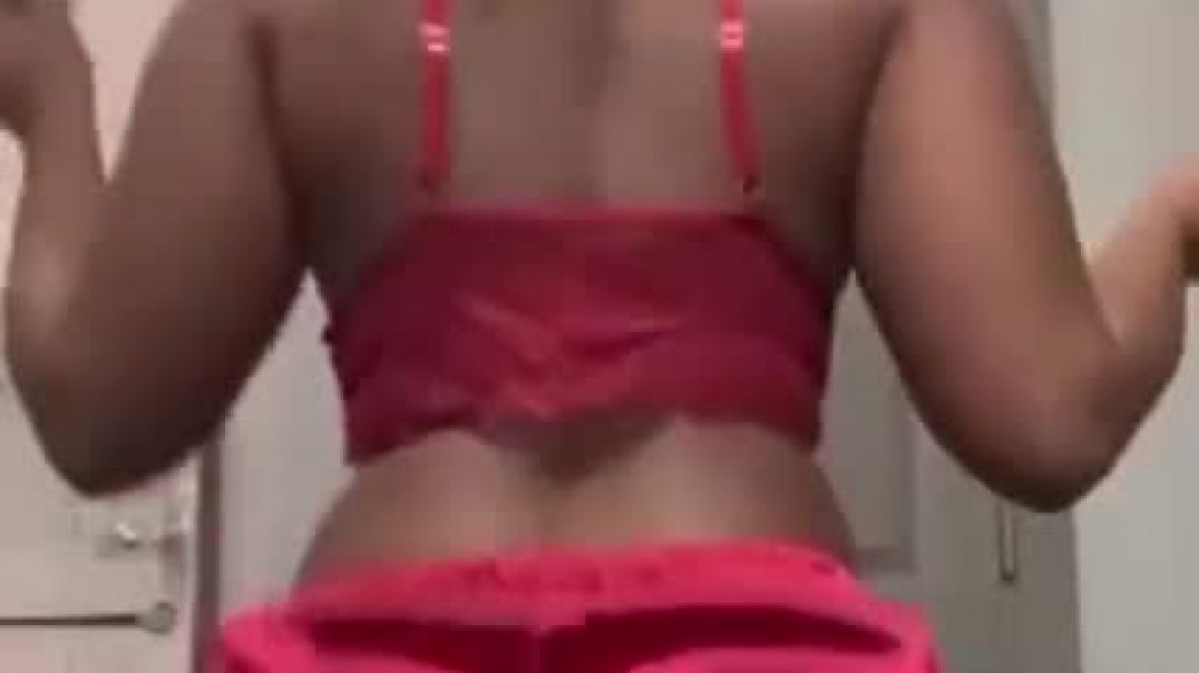 ⁣Sexy ass twerk