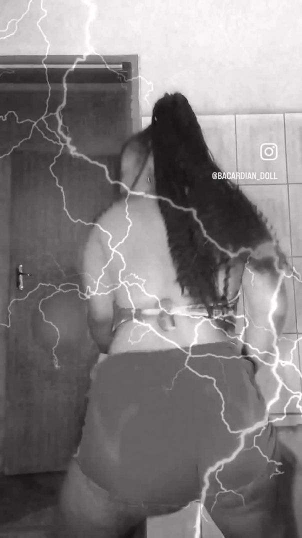 IG teen shaking it