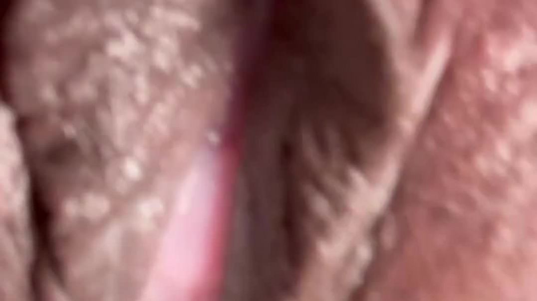 ⁣Close up shaved pussy