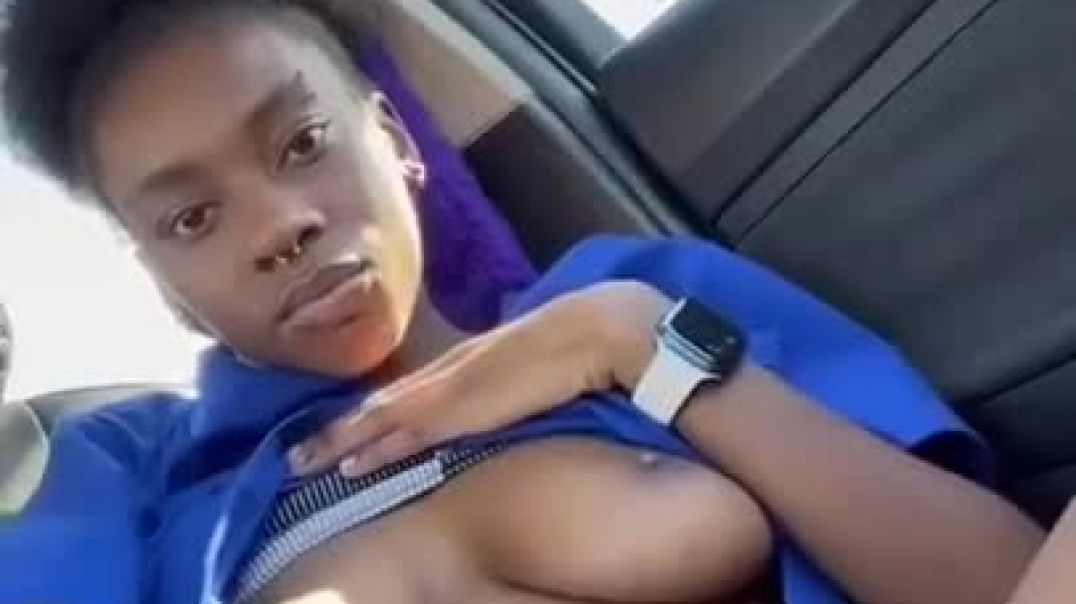⁣Horny School Girl Rubs Wet Pussy In Car