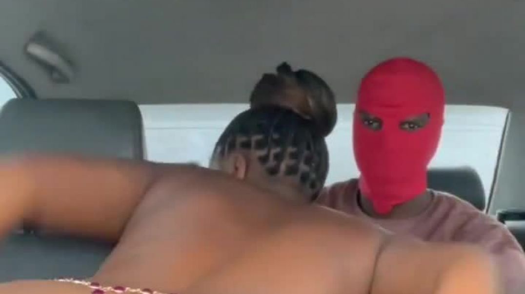 Bubbling booty sex in the car