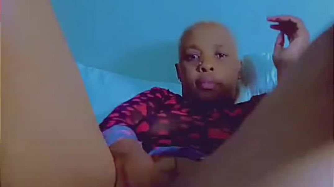 ⁣Pudding horny playing eith fingers